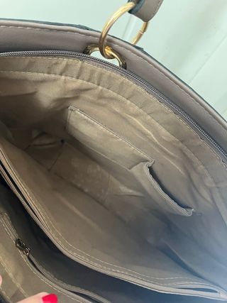 Bolso de hombro color topo y apliques dorados