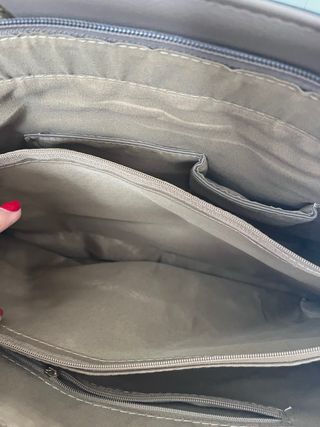 Bolso de hombro color topo y apliques dorados