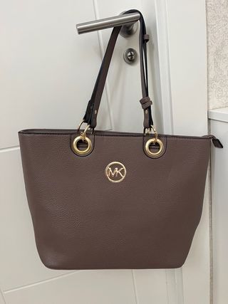 Bolso de hombro color topo y apliques dorados