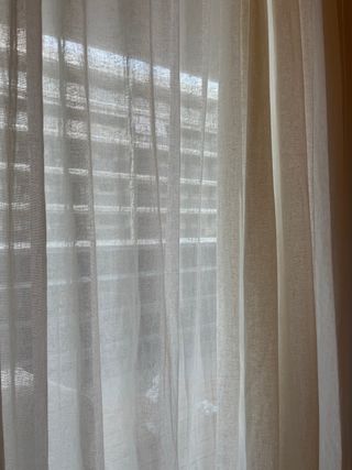 Cortina de tela beige con barra