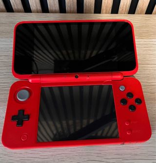 Nintendo 2DS XL PokeBall + 2 giochi