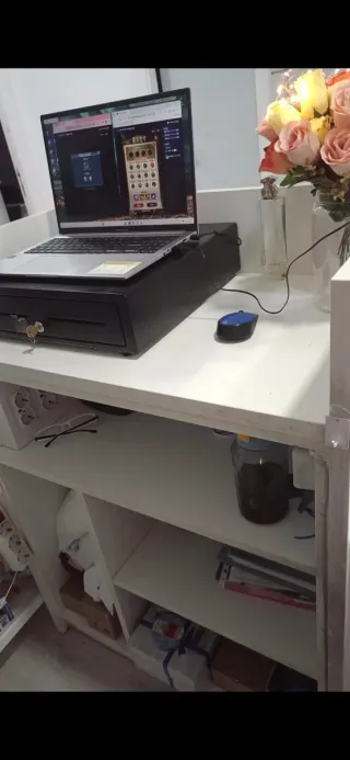 Oportunidad Perfumería y Estanterías. Granada.