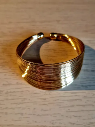 Pulsera dorada de alambre