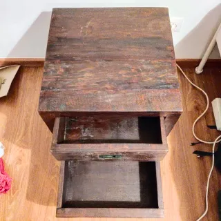 Mesita de noche de madera