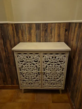 Aparador recibidor beige y marrón