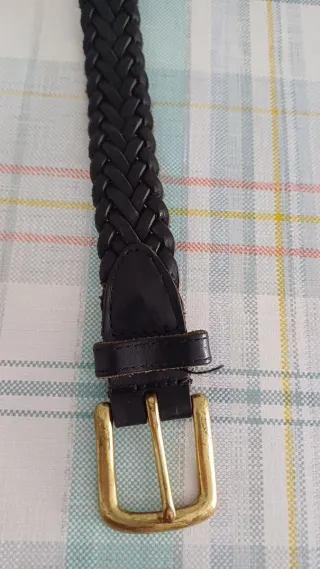 Cinturón trenzado negro con hebilla dorada