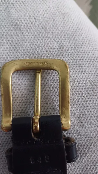 Cinturón trenzado negro con hebilla dorada