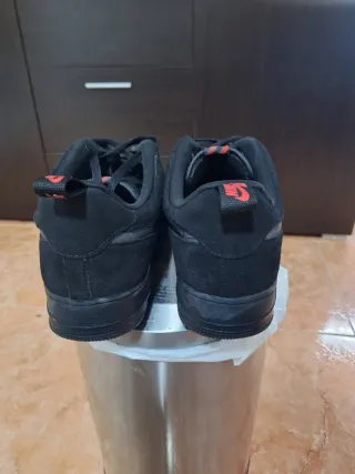 Nike Air Force 1 '07 LV8 Negro Rojo