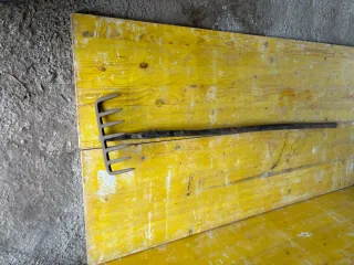 Rastrillo de metal antiguo