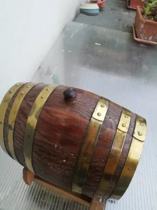 Piccola botte in legno con rubinetto