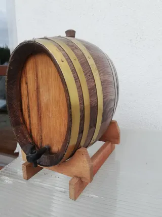 Piccola botte in legno con rubinetto