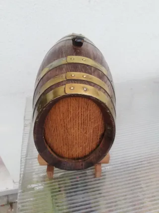 Piccola botte in legno con rubinetto