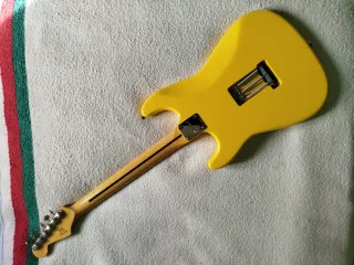 Guitarra Squier Stratocaster Amarilla