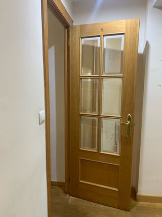 Puerta de madera con cristal