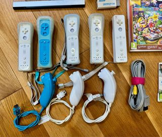 Lote Consola Wii + Accesorios y Juegos