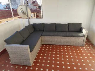 Sofá y mesa de exterior ratán gris