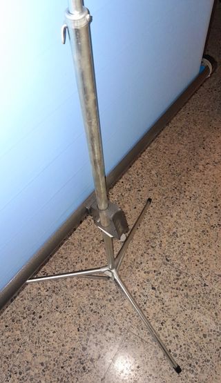 Proyector enrollable trípode