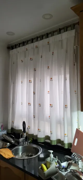 Cortina de cocina blanca con flores