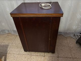 Máquina de coser antigua con mueble Wertheim