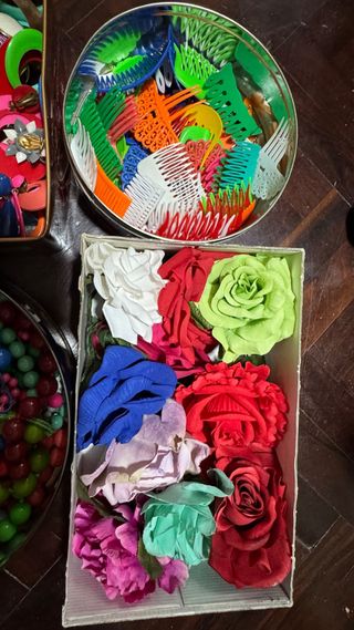 Lote Flamenca: Pendientes Collares Flores Peinetas