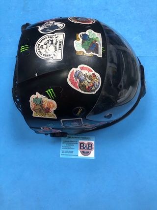 Casco de moto negro con pegatinas