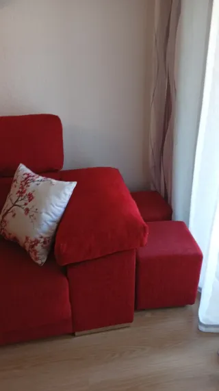 Sofá de dos plazas rojo