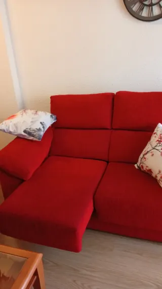 Sofá de dos plazas rojo