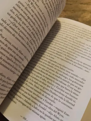 Elantris Brandon Sanderson versión definitiva