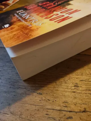 Elantris Brandon Sanderson versión definitiva