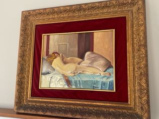 Cuadro decorativo con marco dorado y terciopelo