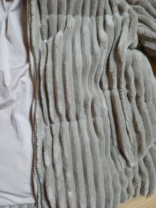 Cazadora marron clara acolchada con capucha.