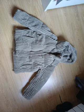 Cazadora marron clara acolchada con capucha.