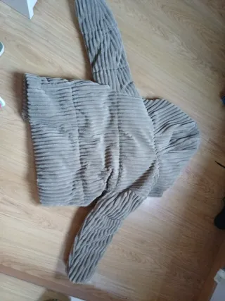 Cazadora marron clara acolchada con capucha.