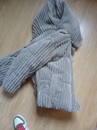 Cazadora marron clara acolchada con capucha.