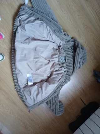 Cazadora marron clara acolchada con capucha.