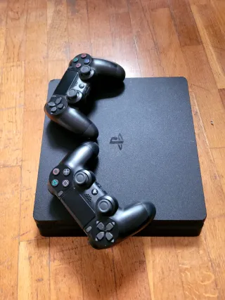 PS4 (PlayStation 4) Negra + FC24