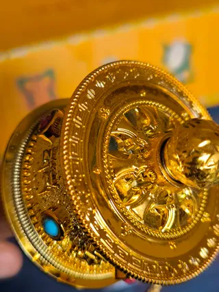 Rueda de oración budista dorada