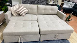 Sofá cama beige con chaise longue