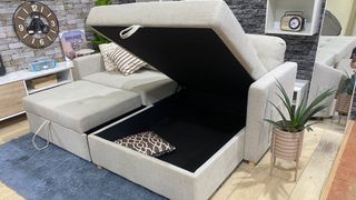 Sofá cama beige con chaise longue