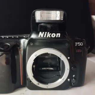 Cámara Nikon F50 + Objetivo AF NIKKOR 28-80mm