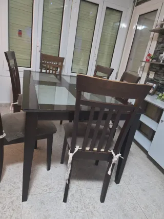 Mesa de comedor de madera y cristal