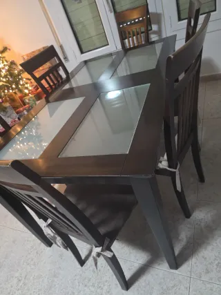 Mesa de comedor de madera y cristal
