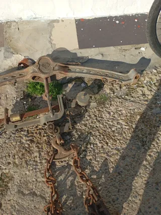 Balanza antigua para pesar botas de vino