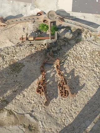 Balanza antigua para pesar botas de vino