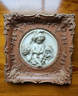 Antiguo cuadro de niños ángeles en bajorrelieve