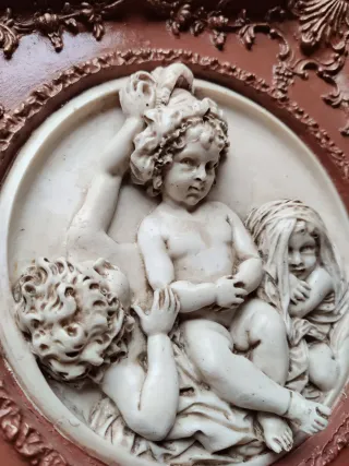 Antiguo cuadro de niños ángeles en bajorrelieve