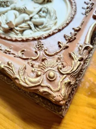 Antiguo cuadro de niños ángeles en bajorrelieve