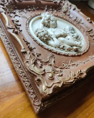 Antiguo cuadro de niños ángeles en bajorrelieve