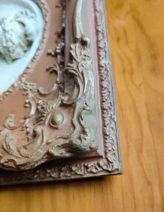 Antiguo cuadro de niños ángeles en bajorrelieve