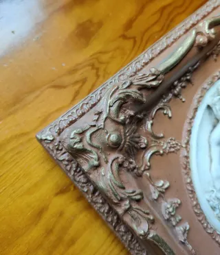 Antiguo cuadro de niños ángeles en bajorrelieve